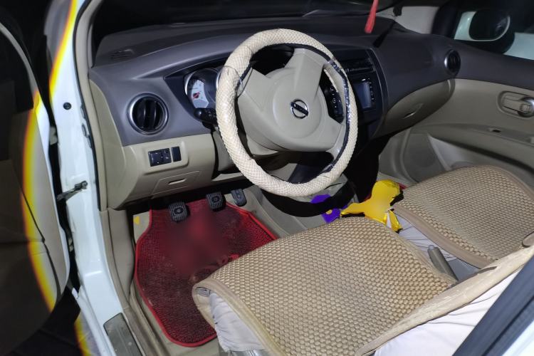 Used Nissan Livina 2010 Jingyue Edition 1.6L Manual All-Around Model Center Console