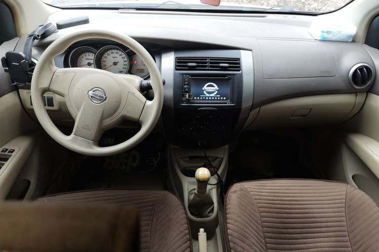 Used Nissan Livina 2010 Jingyue Edition 1.6L Manual All-Around Model Center Console
