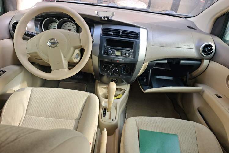 Used Nissan Livina 2010 Jingyue Edition 1.6L Automatic All-in-One Model Center Console