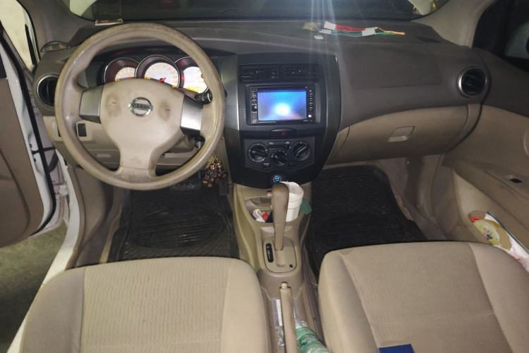 Used Nissan Livina 2010 Jingyue Edition 1.6L Automatic Supercharged Model Center Console