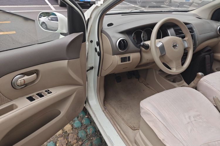 Used Nissan Livina 2010 Jingyue Edition 1.6L Manual Supercharged Model Driver Seat