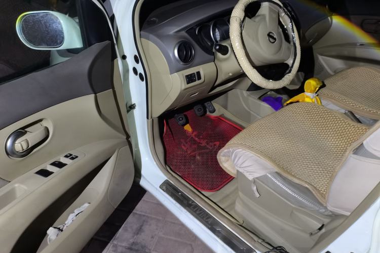 Used Nissan Livina 2010 Jingyue Edition 1.6L Manual All-Around Model Driver Seat