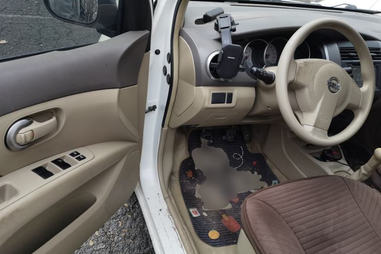 Used Nissan Livina 2010 Jingyue Edition 1.6L Manual All-Around Model Driver Seat