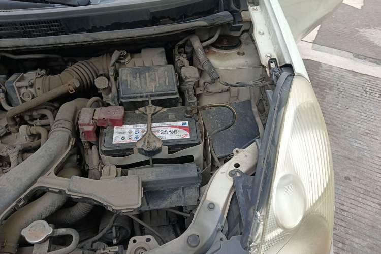 Used Nissan Livina 2010 Jingyue Edition 1.6L Automatic Supercharged Model Engine Bay Left
