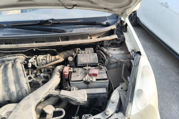Used Nissan Livina 2010 Jingyue Edition 1.6L Manual Supercharged Model Engine Bay Left