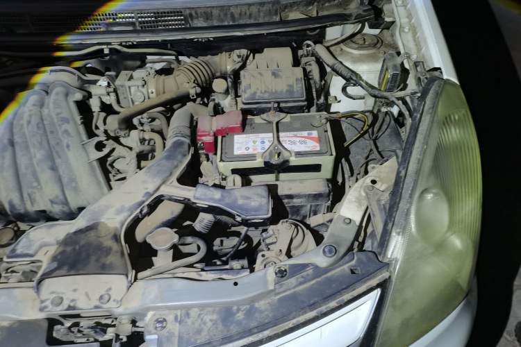 Used Nissan Livina 2010 Jingyue Edition 1.6L Manual All-Around Model Engine Bay Left