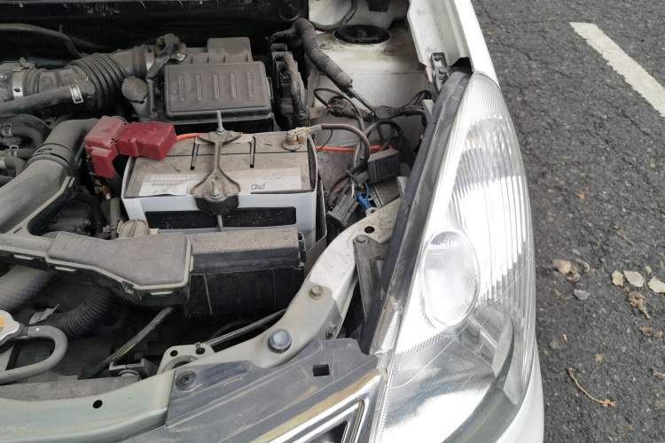 Used Nissan Livina 2010 Jingyue Edition 1.6L Manual All-Around Model Engine Bay Left
