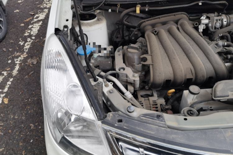 Used Nissan Livina 2010 Jingyue Edition 1.6L Manual All-Around Model Engine Bay Right