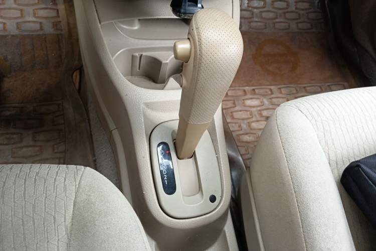 Used Nissan Livina 2010 Jingyue Edition 1.6L Automatic Supercharged Model Gear Lever