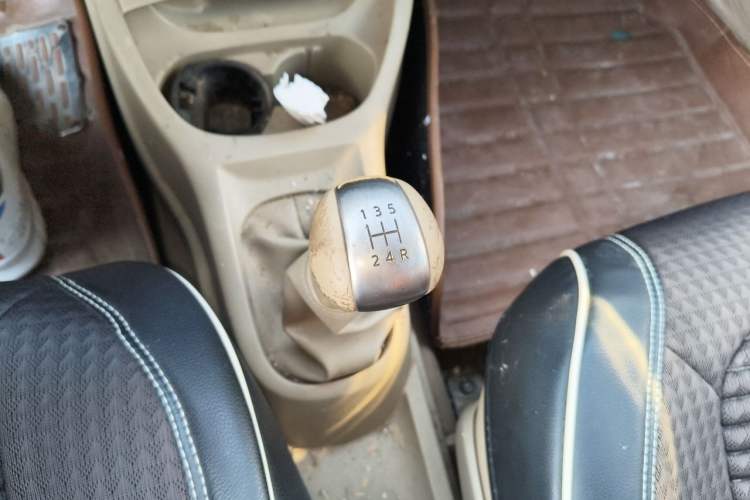 Used Nissan Livina 2010 Jingyue Edition 1.6L Manual Supercharged Model Gear Lever