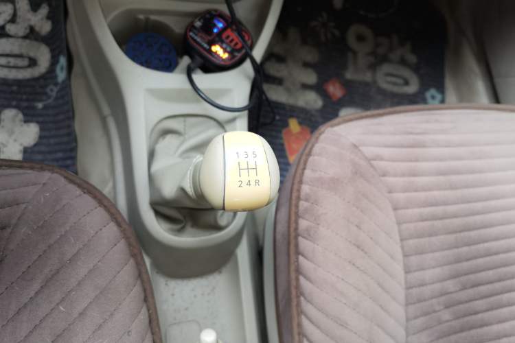 Used Nissan Livina 2010 Jingyue Edition 1.6L Manual All-Around Model Gear Lever