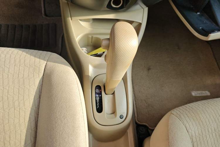 Used Nissan Livina 2010 Jingyue Edition 1.6L Automatic All-in-One Model Gear Lever