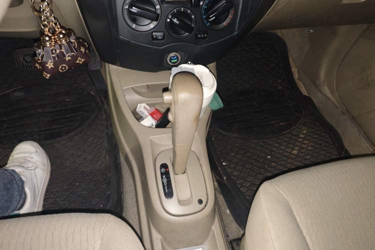 Used Nissan Livina 2010 Jingyue Edition 1.6L Automatic Supercharged Model Gear Lever