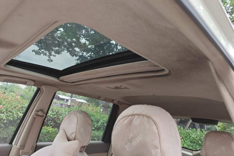 Used Nissan Livina 2010 Jingyue Edition 1.6L Manual Supercharged Model Headliner