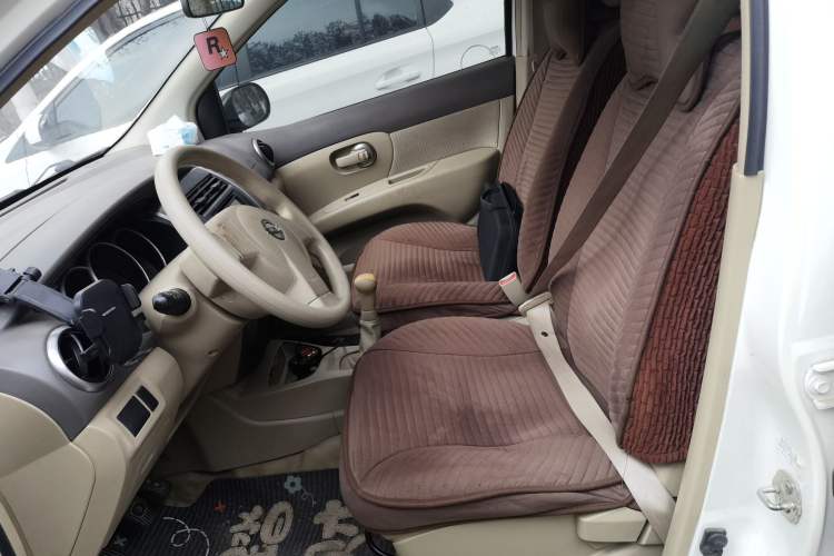 Used Nissan Livina 2010 Jingyue Edition 1.6L Manual All-Around Model Left Front Seat