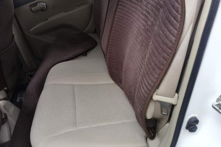 Used Nissan Livina 2010 Jingyue Edition 1.6L Manual All-Around Model Left Rear Seat