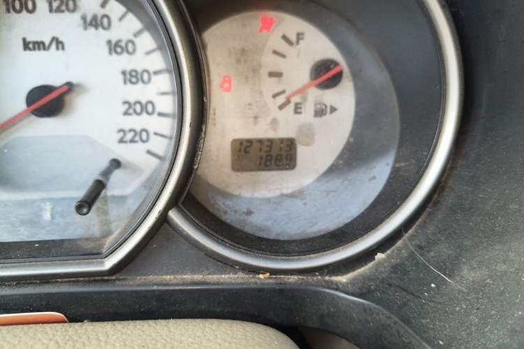 Used Nissan Livina 2010 Jingyue Edition 1.6L Manual Supercharged Model Odometer Close Up