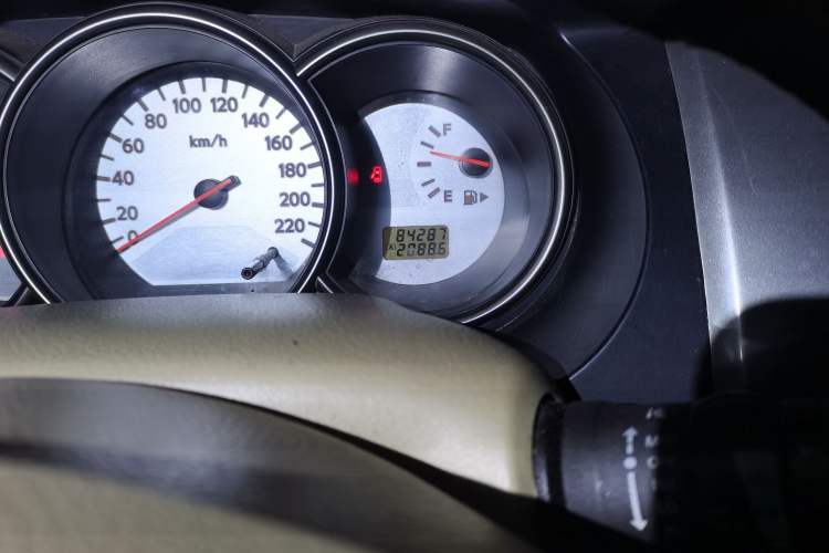 Used Nissan Livina 2010 Jingyue Edition 1.6L Manual All-Around Model Odometer Close Up