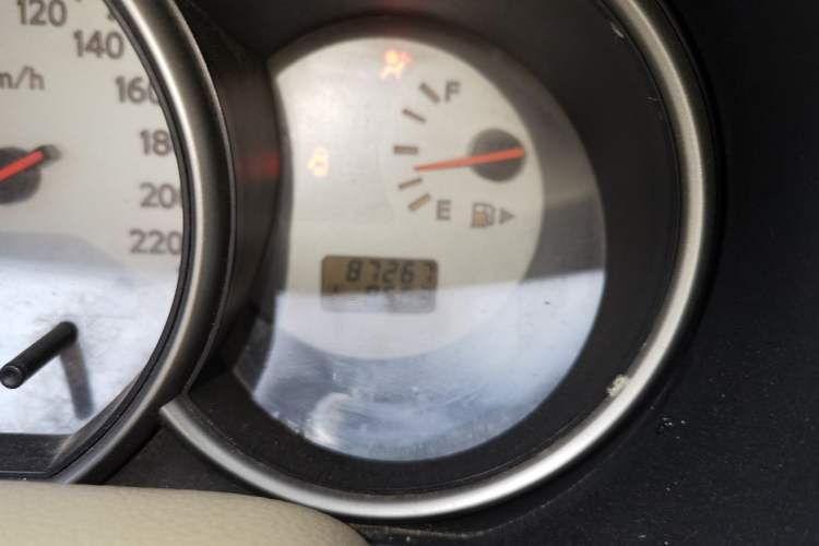 Used Nissan Livina 2010 Jingyue Edition 1.6L Manual All-Around Model Odometer Close Up