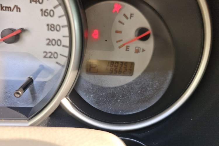 Used Nissan Livina 2010 Jingyue Edition 1.6L Automatic All-in-One Model Odometer Close Up