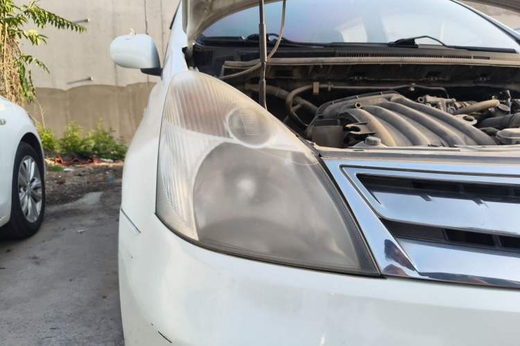 Used Nissan Livina 2010 Jingyue Edition 1.6L Manual Supercharged Model Right Front Headlight
