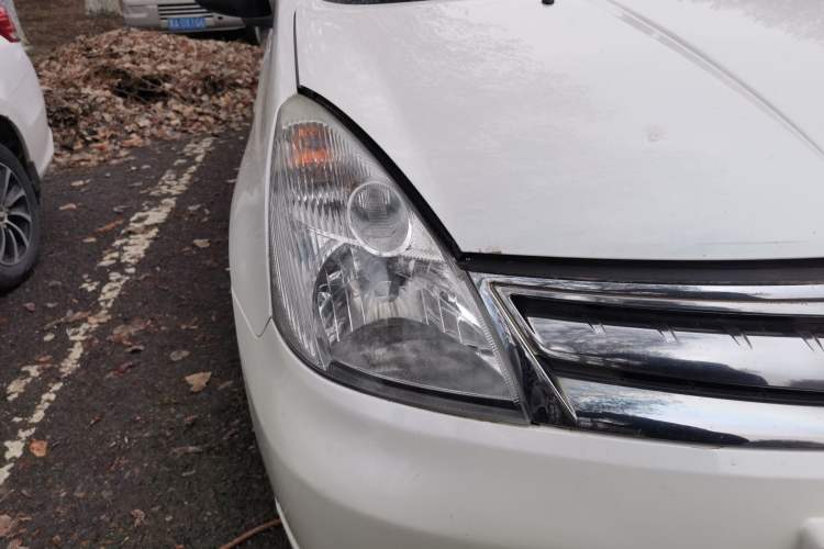Used Nissan Livina 2010 Jingyue Edition 1.6L Manual All-Around Model Right Front Headlight