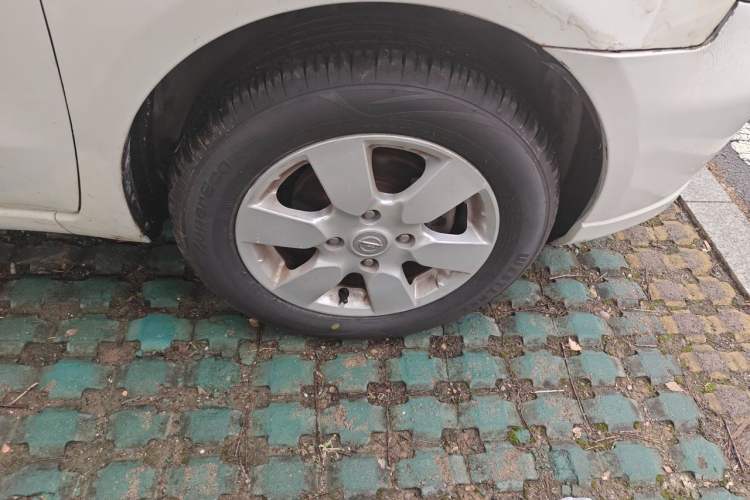 Used Nissan Livina 2010 Jingyue Edition 1.6L Manual Supercharged Model Right Front Wheel Hub