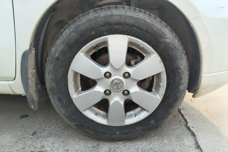 Used Nissan Livina 2010 Jingyue Edition 1.6L Manual Supercharged Model Right Front Wheel Hub