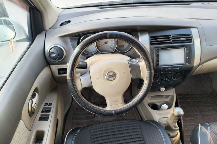 Used Nissan Livina 2010 Jingyue Edition 1.6L Manual Supercharged Model Steering Wheel