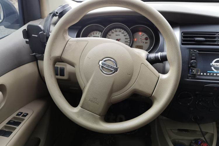 Used Nissan Livina 2010 Jingyue Edition 1.6L Manual All-Around Model Steering Wheel