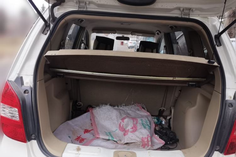 Used Nissan Livina 2010 Jingyue Edition 1.6L Manual All-Around Model Trunk