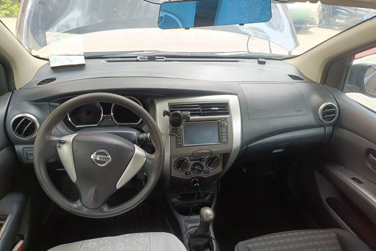 Used Nissan Livina 2013 Jingrui 1.6XL Manual Comfort Edition Center Console