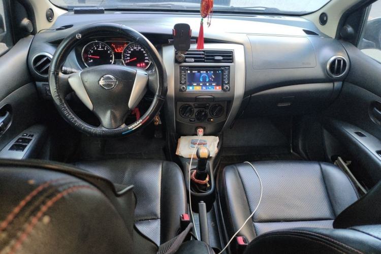 Used Nissan Livina 2013 Jingrui 1.6XL Manual Comfort Edition Center Console