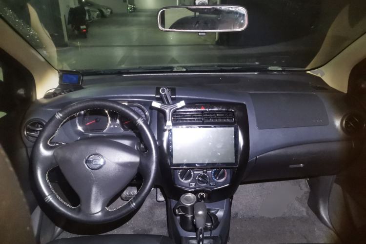 Used Nissan Livina 2013 1.6XE CVT Comfort Edition Center Console
