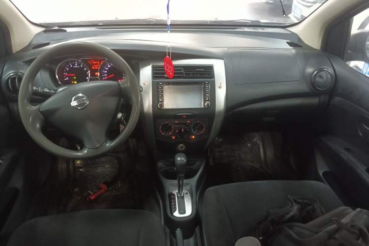 Used Nissan Livina 2013 1.6XE CVT Comfort Edition Center Console