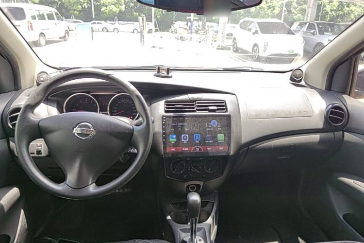 Used Nissan Livina 2013 1.6XE CVT Comfort Edition Center Console