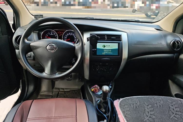 Used Nissan Livina 2013 1.6XE Manual Comfort Edition Center Console
