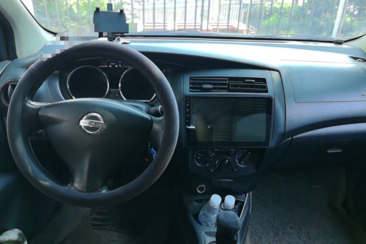 Used Nissan Livina 2013 1.6XE Manual Comfort Edition Center Console