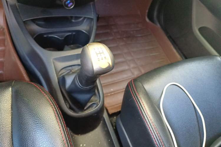 Used Nissan Livina 2013 1.6XE Manual Comfort Edition Gear Lever