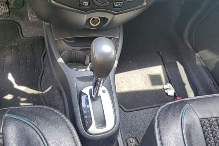 Used Nissan Livina 2013 1.6XE CVT Comfort Edition Gear Lever