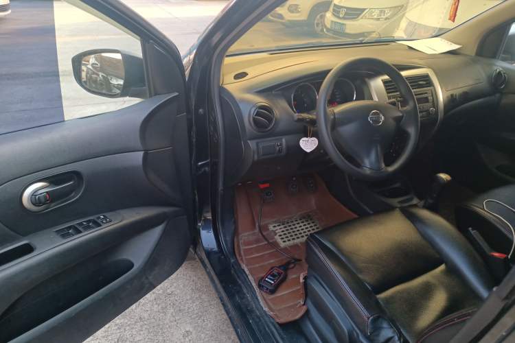 Used Nissan Livina 2013 1.6XE Manual Comfort Edition Interior 3