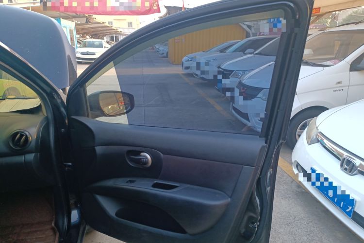 Used Nissan Livina 2013 1.6XE Manual Comfort Edition Interior 5