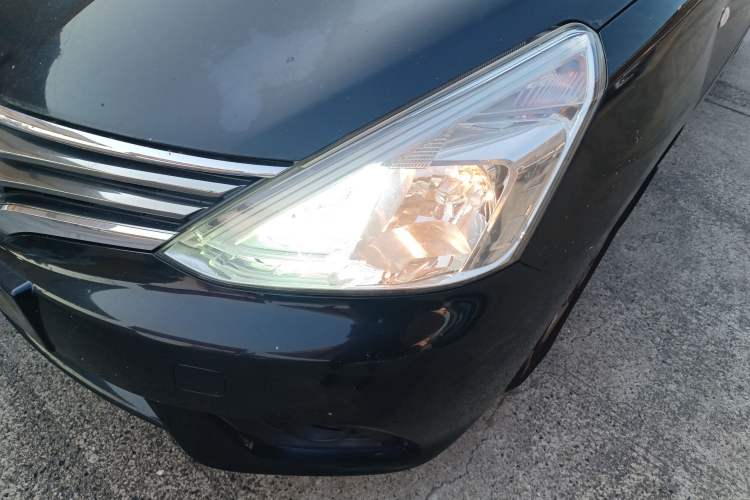 Used Nissan Livina 2013 1.6XE Manual Comfort Edition Left Front Headlight