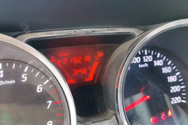Used Nissan Livina 2013 1.6XE Manual Comfort Edition Odometer Close Up