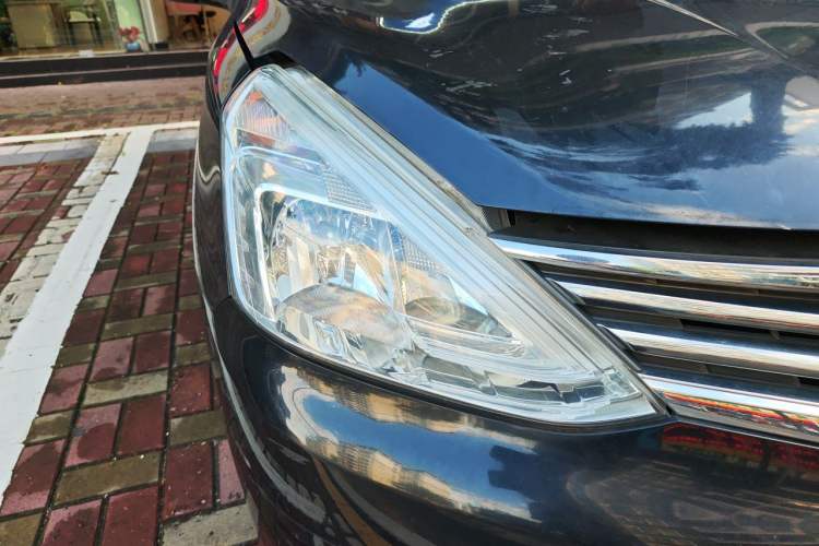 Used Nissan Livina 2013 1.6XE Manual Comfort Edition Right Front Headlight