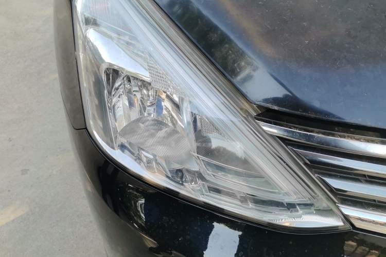 Used Nissan Livina 2013 1.6XE Manual Comfort Edition Right Front Headlight