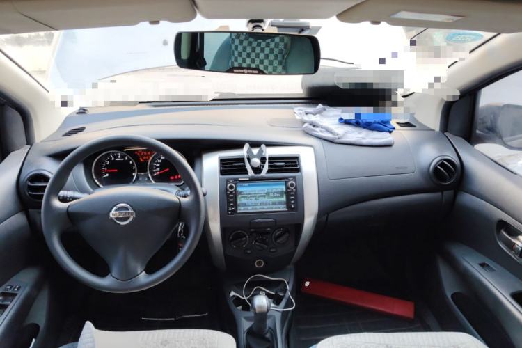 Used Nissan Livina 2013 1.6XE Manual Comfort Edition Center Console