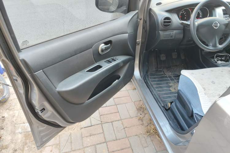 Used Nissan Livina 2013 1.6XE Manual Comfort Edition Driver Seat