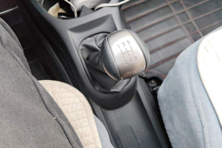 Used Nissan Livina 2013 1.6XE Manual Comfort Edition Gear Lever
