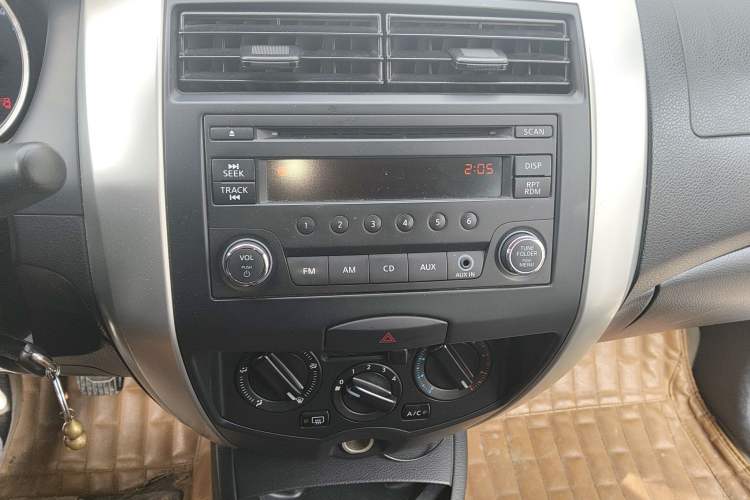 Used Nissan Livina 2013 1.6XE Manual Comfort Edition Audio And AC Panel